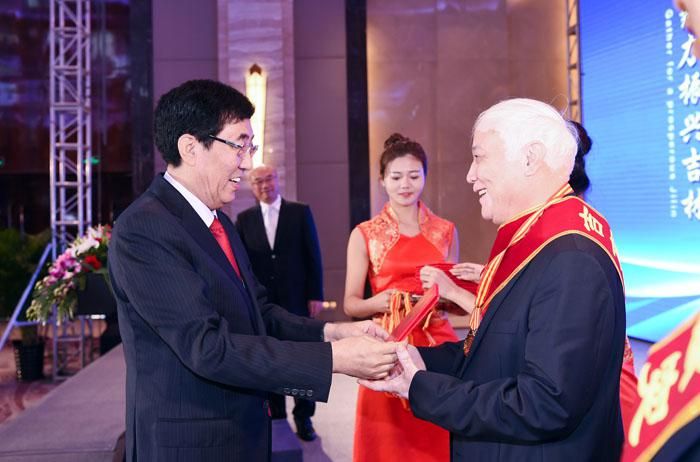 1、第二届全球吉商大会上，，，，，，省委书记巴音朝鲁为获得“吉商突出贡献人物”奖的曹和平董事长颁奖.jpg